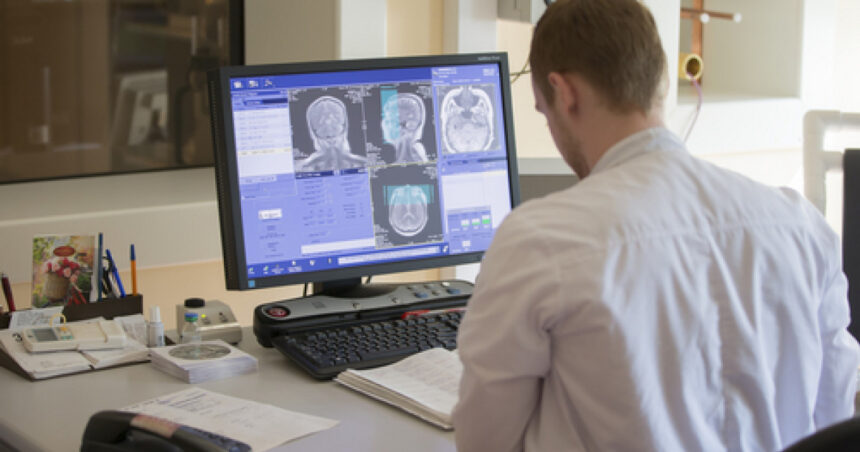 Un bărbat de 43 de ani învinge o tumoră cerebrală grație unui tratament inovator și este declarat complet vindecat! 1 tumora cerebrala inlaturata complet dupa administrarea unui medicament revolutionar barbatul de 43 de ani a fost declarat sanatos 688f3e2deeac9