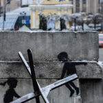 „Tragedia copiilor ucraineni: sute de vieți curmate în atacuri rusești asupra locuințelor, școlilor și spitalelor. Atacurile asupra civililor reprezintă crime împotriva umanității.” 3 ucisi acasa la scoala sau in spital sute de copii ucraineni mor in atacuri rusesti bombardarea zonelor civile e crima de razboi 689032de54350