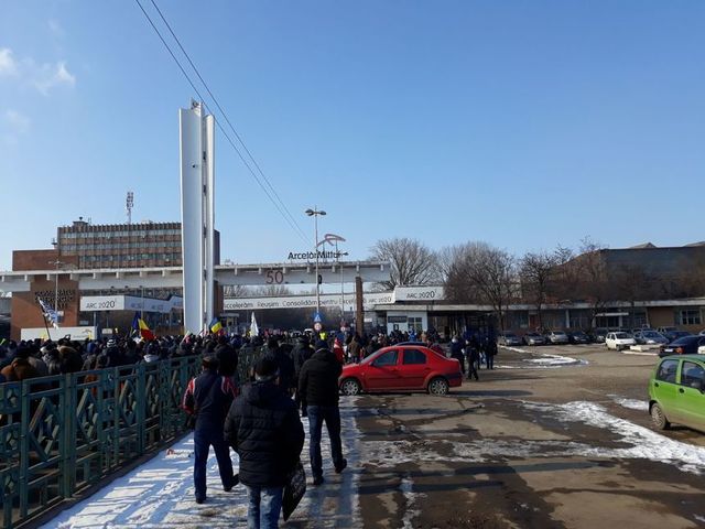 Știre de ultimă oră: ArcelorMittal Hunedoara suspendă activitatea temporar, iar sute de muncitori intră în șomaj tehnic. 1 ultima ora arcelormittal hunedoara intrerupe temporar activitatea sute de angajati trimisi in somaj tehnic 68b2a1d53cf33