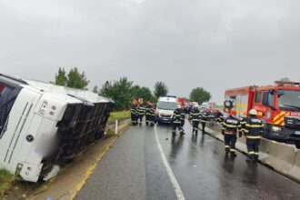 un autocar in care se aflau 30 de persoane s a rasturnat a fost activat planul rosu de interventie 68b45dd6e10d2