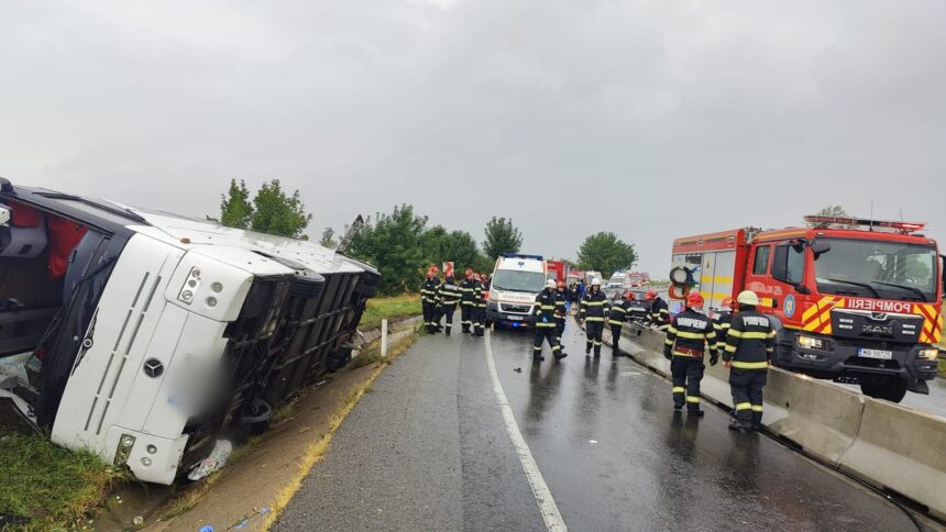 Accident dramatic: Un autocar cu 30 de pasageri s-a răsturnat, iar Planul Roșu de Intervenție a fost declanșat 1 un autocar in care se aflau 30 de persoane s a rasturnat a fost activat planul rosu de interventie 68b45dd6e10d2