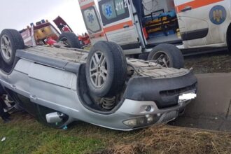un autoturism in care se aflau 4 persoane s a rasturnat pe dn22a in apropiere de sibioara 68a19480511c8