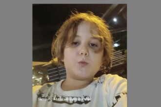 un baiat de sapte ani din navodari cautat cu disperare de familie dupa ce a plecat sa se plimbe cu trotineta si nu s a mai intors sunati la 112 daca il vedeti 68a0ba7d46649