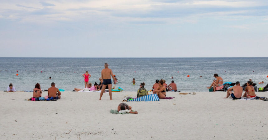 Misiune de salvare pe plaja din Mamaia Nord: micuțul de șase ani dispărut a fost regăsit! 1 un baiat de sase ani a fost cautat de pompieri dupa ce a disparut de pe o plaja din mamaia nord unde a fost gasit 68a462a499937