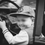 Un puști de zece ani s-a aventurat la volanul unei mașini, dar a fost oprit de poliție 2 un baiat de zece ani a fost prins de politisti la volanul unui autoturism 6898996e96579