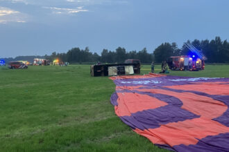 un balon cu aer cald ce transporta 34 de persoane s a prabusit in olanda o persoana a murit alte cinci au ajuns la spital 689d974b403e2