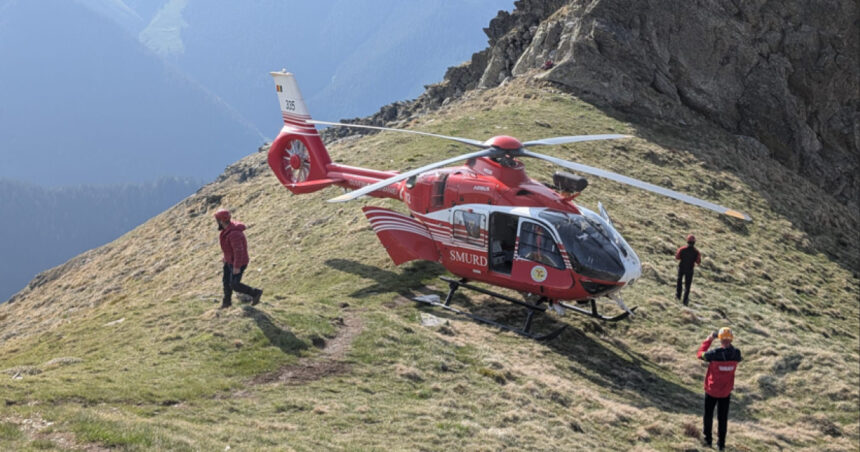 Un supraviețuitor miraculos: Bărbat salvat după o cădere de 100 de metri în prăpastia Vârfului Moldoveanu, transportat cu elicopterul! 1 un barbat care a scapat cu viata dupa ce a cazut 100 de metri intr o prapastie in zona varfului moldoveanu recuperat cu elicopterul 6897773d71bc8