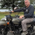 Un bărbat din Anchorage a fost surprins cu o motocicletă nouă, oferită de Vladimir Putin la summitul din Alaska. 3 un barbat din anchorage a primit in timpul summitului din alaska o motocicleta noua cadou de la vladimir putin 68a329bc67911