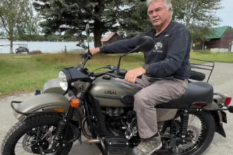 un barbat din anchorage a primit in timpul summitului din alaska o motocicleta noua cadou de la vladimir putin 68a329bc67911