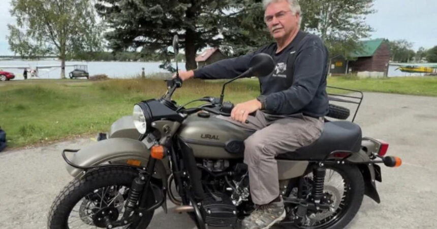 Un bărbat din Anchorage a fost surprins cu o motocicletă nouă, oferită de Vladimir Putin la summitul din Alaska. 1 un barbat din anchorage a primit in timpul summitului din alaska o motocicleta noua cadou de la vladimir putin 68a329bc67911