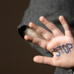 Un tată din Dolj, reținut pentru violență asupra fiului său de 11 ani, strigătele copilului au răsunat din locuință 2 un barbat din dolj a fost retinut pentru ca si a batut fiul de 11 ani strigatele de ajutor ale copilului au fost auzite din apartament 6890870879956