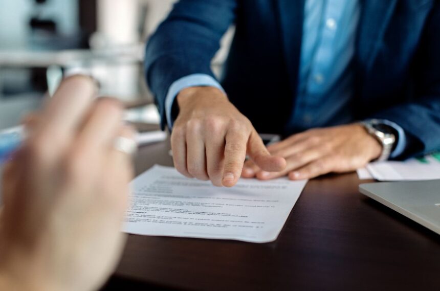 Un bărbat din Hârșova își pierde terenul din Mihail Kogălniceanu din cauza unei obligații financiare. Proprietatea, evaluată cu 25% mai puțin, va fi vândută la licitație în urma unei executări silite. 1 un barbat din harsova ramane fara un teren din mihail kogalniceanu din cauza unei datorii bunul redus cu 25 scos la licitatie intr un dosar de executare silita 689c04cac1dea