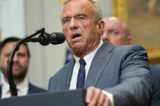 un grup de profesionisti din domeniul sanatatii solicita demiterea lui rfk jr distrage atentia publicului 689c7998dccdc