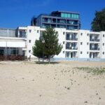 O bijuterie a stațiunii Mamaia, cu plajă privată, își caută noul proprietar pentru peste 3,3 milioane de euro. 2 un hotel emblematic din statiunea mamaia cu plaja privata se vinde cu peste 33 milioane de euro 68afcb2b20faf