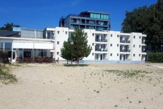 un hotel emblematic din statiunea mamaia cu plaja privata se vinde cu peste 33 milioane de euro 68afcb2b20faf