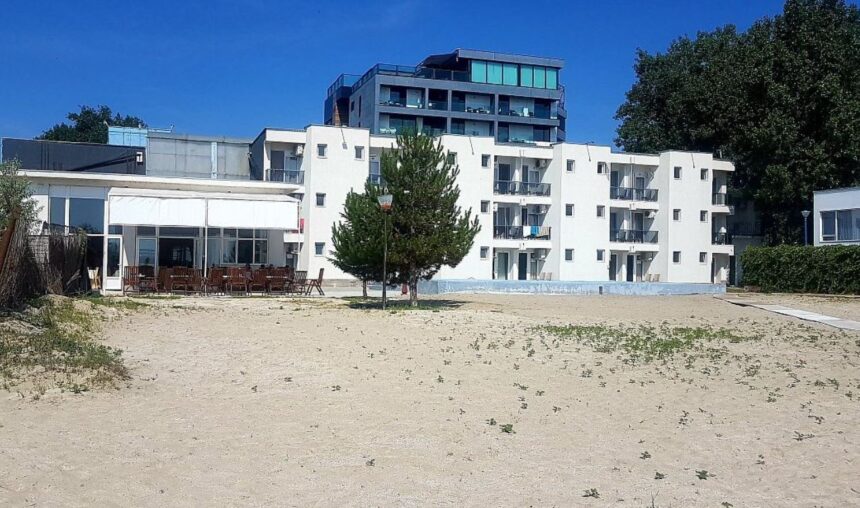 O bijuterie a stațiunii Mamaia, cu plajă privată, își caută noul proprietar pentru peste 3,3 milioane de euro. 1 un hotel emblematic din statiunea mamaia cu plaja privata se vinde cu peste 33 milioane de euro 68afcb2b20faf