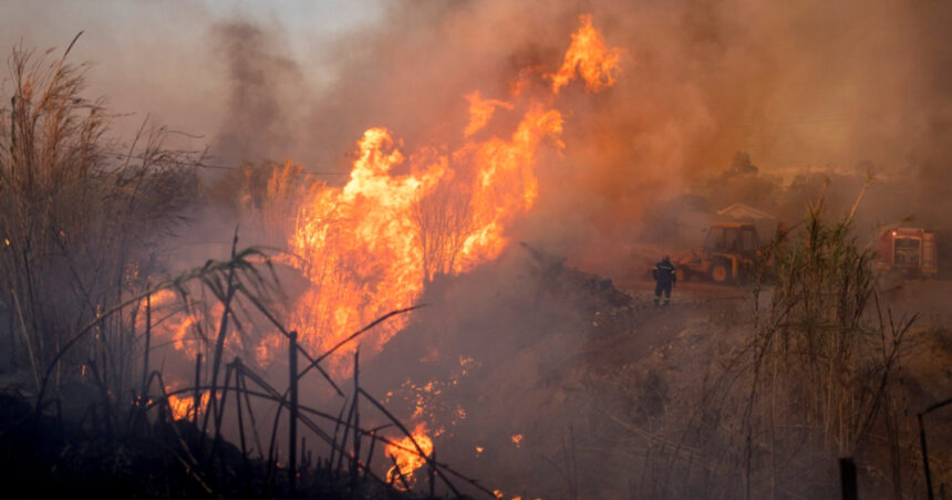 Flăcările devastatoare fac ravagii în sud-estul Atenei 1 un incendiu de proportii arde necontrolat la sud est de atena 689621fded38a