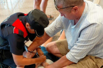 un jandarm roman aflat in concediu a ajutat la prinderea unor fugari in aeroportul el prat din barcelona 689382113c532