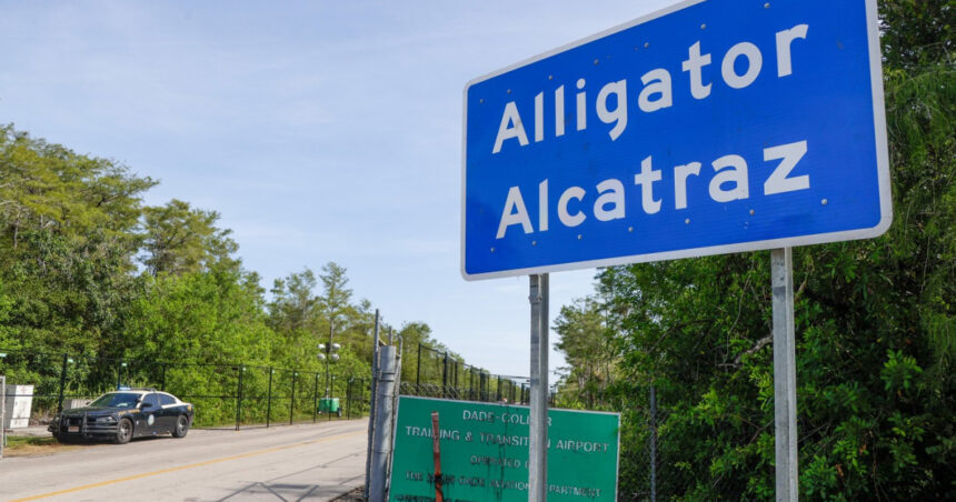 Un magistrat federal impune Floridei demolarea centrului de detenție Alligator Alcatraz în următoarele două luni. 1 un judecator federal ordona statului florida sa demoleze centrul de detentie alligator alcatraz in termen de 60 de zile 68a7ff555d077