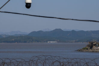 un nord coreean a fugit in coreea de sud traversand un fluviu inot agatat de bucati de polistiren 6894a2b7b09d6