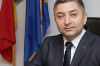 un politician roman a anuntat ca iese in strada impotriva lui insusi imi cer mie demisia dar nu mi o acord 68a709c36dbaa