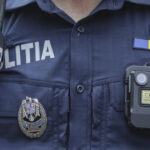 Un polițist din Tulcea, victima unei agresiuni în timpul unei misiuni, a fost rănit la cap; agresorul a fost reținut. 2 un politist din tulcea a fost lovit in cap in timpul unei interventii agresorul a fost arestat preventiv 68ac368c5a174