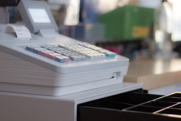 un tanar de 17 ani a smuls casa de marcat dintr o brutarie din bacau si a luat o la fuga cu ea 68a2ee0c1b9ce