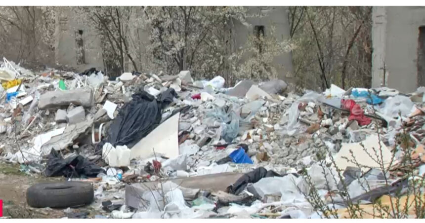 Un tânăr din Giurgiu a fost sancționat drastic după ce a abandonat deșeuri pe un câmp, rămânând fără vehiculul său. 1 un tanar din giurgiu a ramas fara masina cu care a mers sa arunce deseuri pe un camp a primit si o amenda uriasa 6895f3b9a1ddb