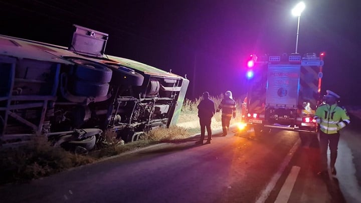Accident rutier spectaculos: Un TIR s-a prăbușit pe traseul Constanța-Tulcea 1 un tir s a rasturnat intre constanta si tulcea 68aeae4becdc3