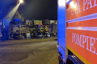 un tir s a rasturnat pe dj223 intre dunarea si seimenii mari 68af65485bab1