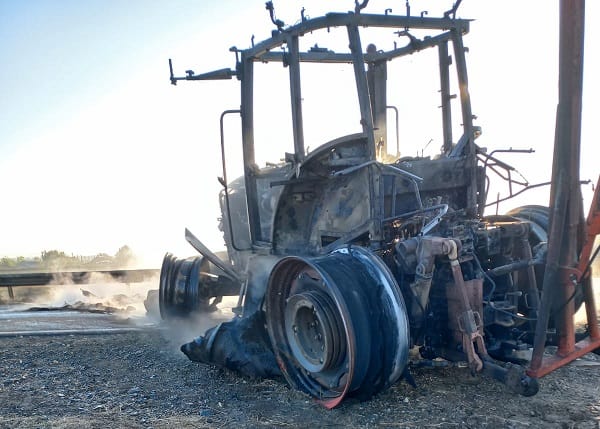 Incendiu devastator pe DN2A: Un tractor a fost mistuit de flăcări între Vadu Oii și Hârșova 1 un tractor a ars pe dn2a intre vadu oii si harsova 68a03ccd8457b