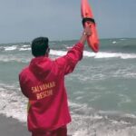 Un călător a fost reținut pe plaja din Venus după ce a trecut cu vederea steagul roșu și a refuzat să se identifice 2 un turist a fost incatusat pe plaja din venus dupa ce a ignorat steagul rosu si a refuzat sa se legitimeze 68a8876ec9a80