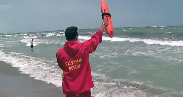 Un călător a fost reținut pe plaja din Venus după ce a trecut cu vederea steagul roșu și a refuzat să se identifice 1 un turist a fost incatusat pe plaja din venus dupa ce a ignorat steagul rosu si a refuzat sa se legitimeze 68a8876ec9a80