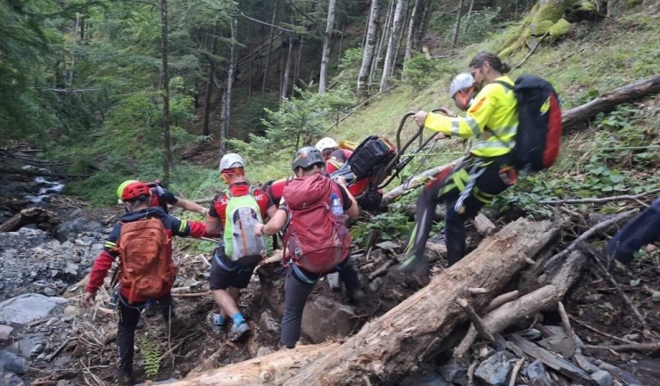 Tragedie în Făgăraș: Un călător își pierde viața lângă cascada de la Cabana Suru 1 un turist a murit in muntii fagaras in zona cascadei dinspre cabana suru 6896f670ab6c9
