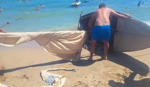 Vapor cu trei aventurieri răsturnat în apele stațiunii Eforie Nord 1 velier cu 3 turisti la bord rasturnat in largul statiunii eforiei nord 68a1dda2a41e1