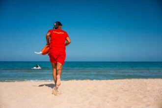 venus turist incatusat dupa ce a intrat in mare ignorand steagul rosu iata ce amenda a primit 68a84f7f5ec90