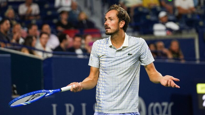 A fost eliminat cu stil! Medvedev surprinde lumea tenisului la Mastersul ATP din Toronto 1 video a pierdut si dus a fost medvedev gest nemaivazut in tenis la mastersul atp din toronto 688c866e39816
