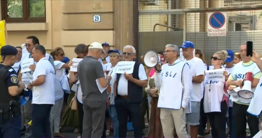 A treia zi de manifestații în fața Ministerului Educației: cadrele didactice anunță că școala ar putea să nu înceapă, punând în pericol examenul de toamnă! 1 video a treia zi de proteste in fata ministerului educatiei profesorii ameninta ca nu incep scoala bac ul de toamna in pericol 688c8bd942af7