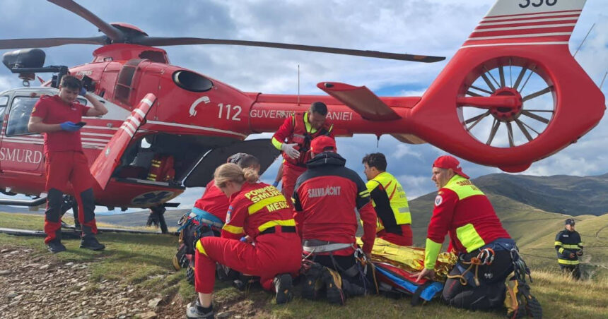 Tragedie în Argeș: O mașină a plonjat într-o prăpastie, lăsând în urmă patru vieți pierdute și un rănit 1 video accident cumplit in judetul arges masina cazuta in prapastie in zona capra patru morti si un ranit 68aa90afdee88
