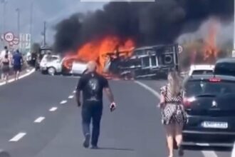 video accident grav pe o autostrada din grecia doua masini au luat foc 68a31df21d933