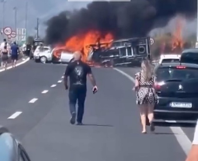 Incendiu devastator pe autostrada grecească: Două vehicule în flăcări după un accident serios 1 video accident grav pe o autostrada din grecia doua masini au luat foc 68a31df21d933