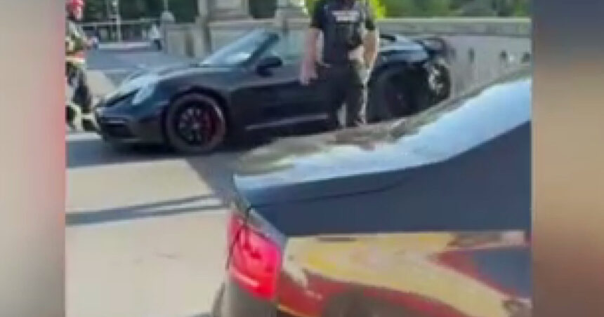 Timișoara: Ciocnirea provocată pe pod, rezultat al unei confruntări între grupuri rivale. Un șofer a fost arestat. 1 video accidentul de pe podul din timisoara produs intentionat in urma unei rafuieli intre clanuri unul dintre soferi a fost retinut 6898bd640f286