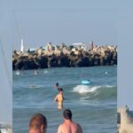 Eforie Nord în alertă: salvamarii au intervenit rapid pentru a recupera un copil luat de valuri! 3 video alerta pe plaja din eforie nord un copil dus de valuri in larg a fost recuperat de salvamari 68b3e9d0b9677