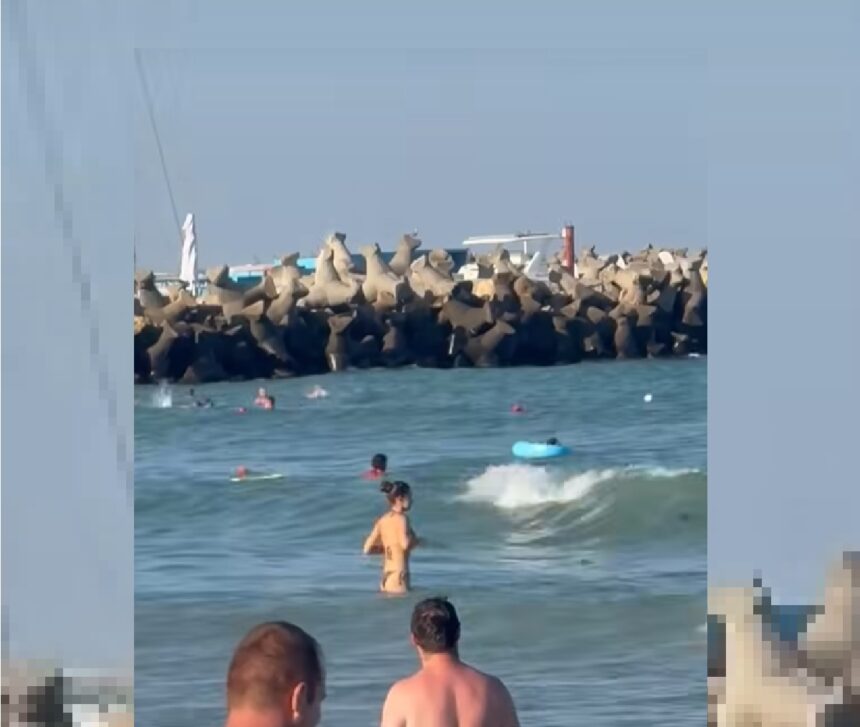 Eforie Nord în alertă: salvamarii au intervenit rapid pentru a recupera un copil luat de valuri! 1 video alerta pe plaja din eforie nord un copil dus de valuri in larg a fost recuperat de salvamari 68b3e9d0b9677