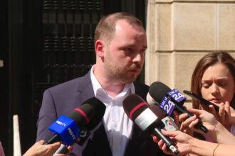 video alexandru rogobete il apara pe managerul spitalului floreasca documentele care contrazic declaratiile ministrului 689c4165a962c
