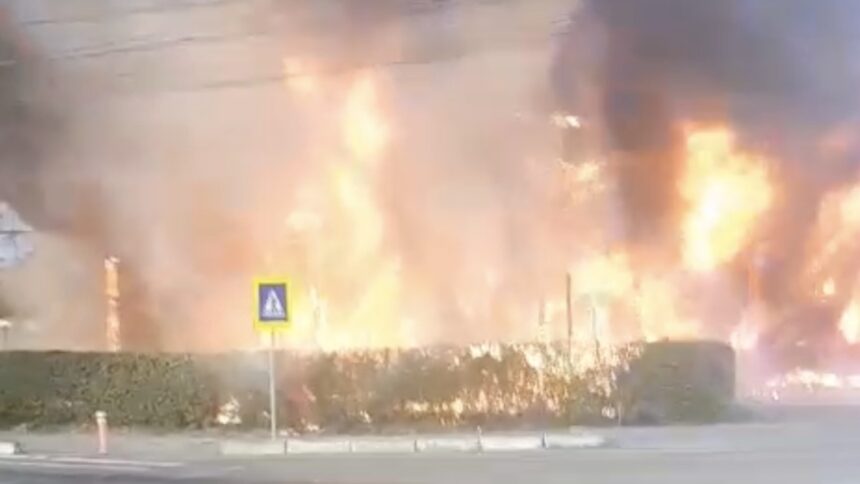 Flăcările mistuiesc fostul Club Bellagio din Mamaia: Poliția demarează o anchetă în urma incendiului devastator 1 video ancheta penala dupa incendiul care a distrus fostul club bellagio din mamaia politia cerceteaza imprejurarile in care s au produs pagubele 68951b9c3ddbd