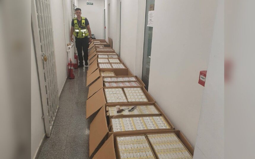 Captură de proporții: 20.000 de pachete de țigări găsite într-un microbuz olandez la vama Negru Vodă! 1 video aproximativ 20 000 de pachete cu tigari descoperite intr un microbuz condus de un olandez in vama negru voda 68ad6e8173e51