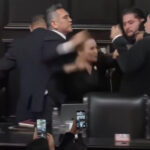 Scandal în Senatul Mexican: Liderul opoziției atacă președintele în timpul imnului! 3 video bataie cu pumni in senatul mexicului in timpul imnului momentul in care liderul opozitiei se napusteste asupra presedintelui camerei 68b01d0ea08d6