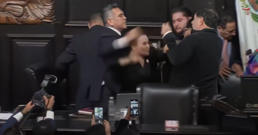 Scandal în Senatul Mexican: Liderul opoziției atacă președintele în timpul imnului! 1 video bataie cu pumni in senatul mexicului in timpul imnului momentul in care liderul opozitiei se napusteste asupra presedintelui camerei 68b01d0ea08d6