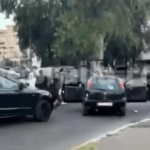 Conflict sângeros în mijlocul Brăilei: un bărbat și o femeie, victime ale unei agresiuni cu săbii și topoare, în timp ce poliția dă start căutărilor agresorilor. 3 video bataie cu sabii si topoare in mijlocul unei strazi din braila un barbat si o femeie au fost agresati politistii ii cauta pe atacatori 68a597334dd20